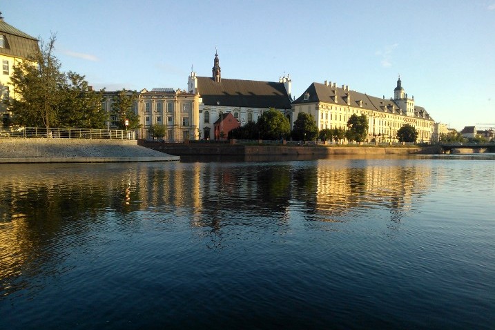 Uitzicht op het oude universiteitsgebouw en de universiteitskerk.