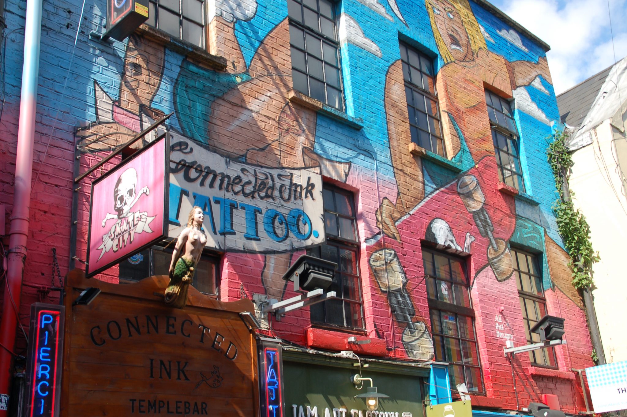 tattoo-shop vol graffiti