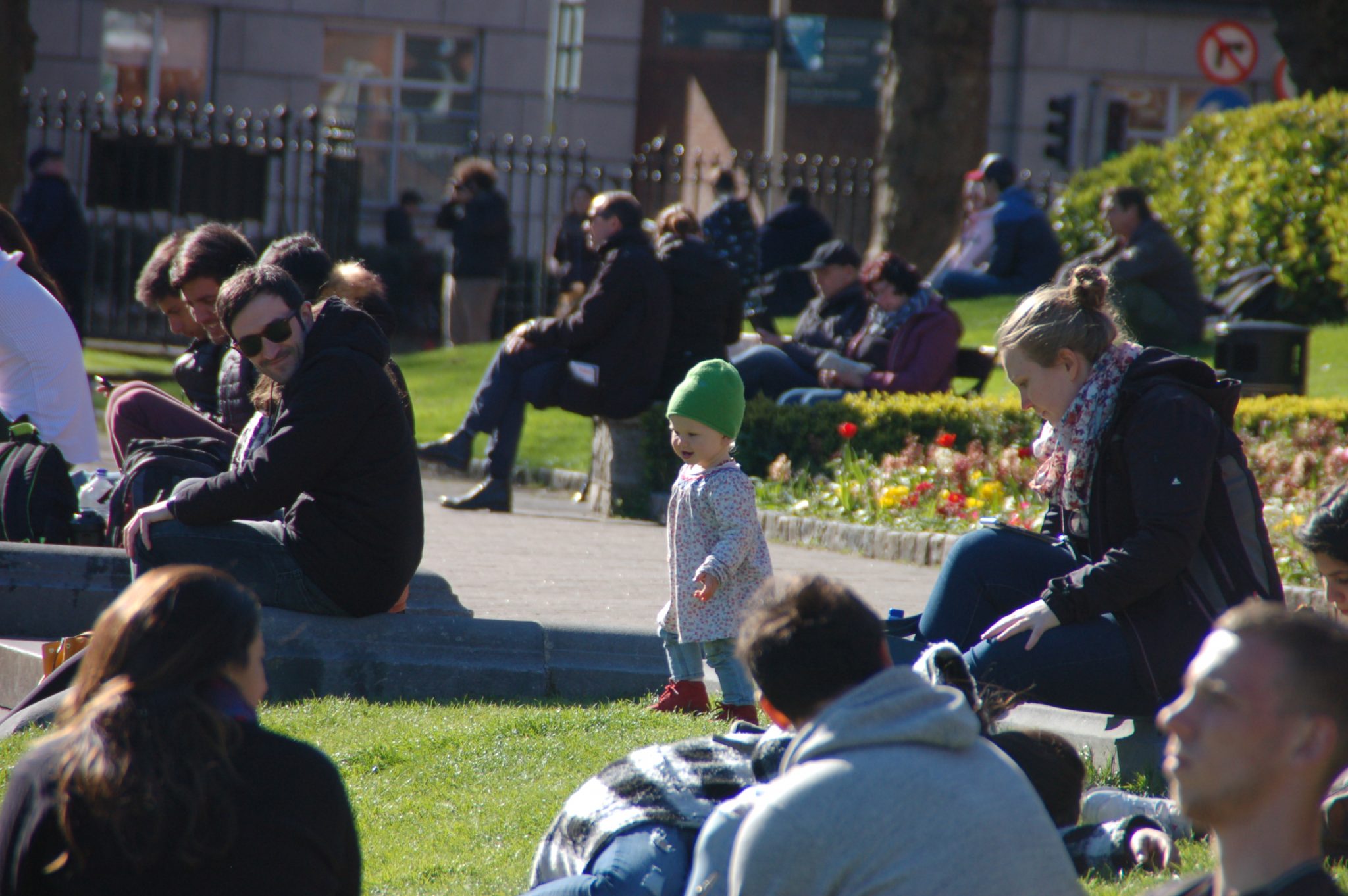 Meisje met groene muts in park