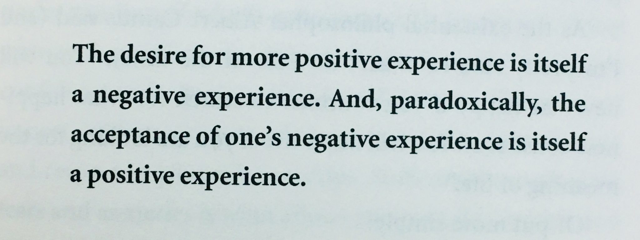 Lessen uit 'The Subtle Art of Not Giving a F*ck': "The desire for more positive experience is itself a negative experience. And, paradoxically, the acceptance of one's negative experience is itself a positive experience"