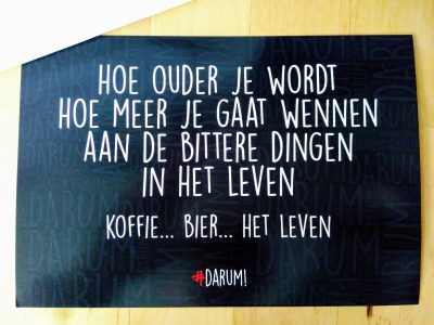 Bij cadeaus kopen hoort natuurlijk ook een kaartje. Deze kaart heeft als tekst "Hoe ouder je wordt, hoe meer je gaat wennen aan de bittere dingen in het leven. Koffie. Bier. Het leven."