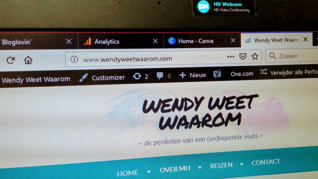 het scherm van mijn laptop, met daarop mijn eigen domeinnaam, 'www.wendyweetwaarom.com'
