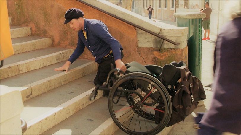 Rolstoel Roadmovie: Mari kruipt een trap op van een brug in Venetië