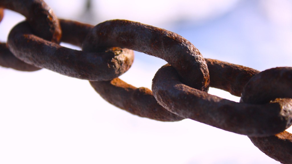 close-up van een stevige, roestige ketting