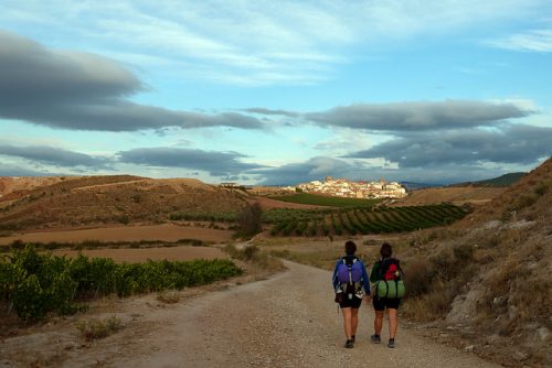 ook op mijn ultieme travel bucket list: te voet naar (bijvoorbeeld) Santiago de Compostella, net zoals de twee vrouwen op deze foto doen