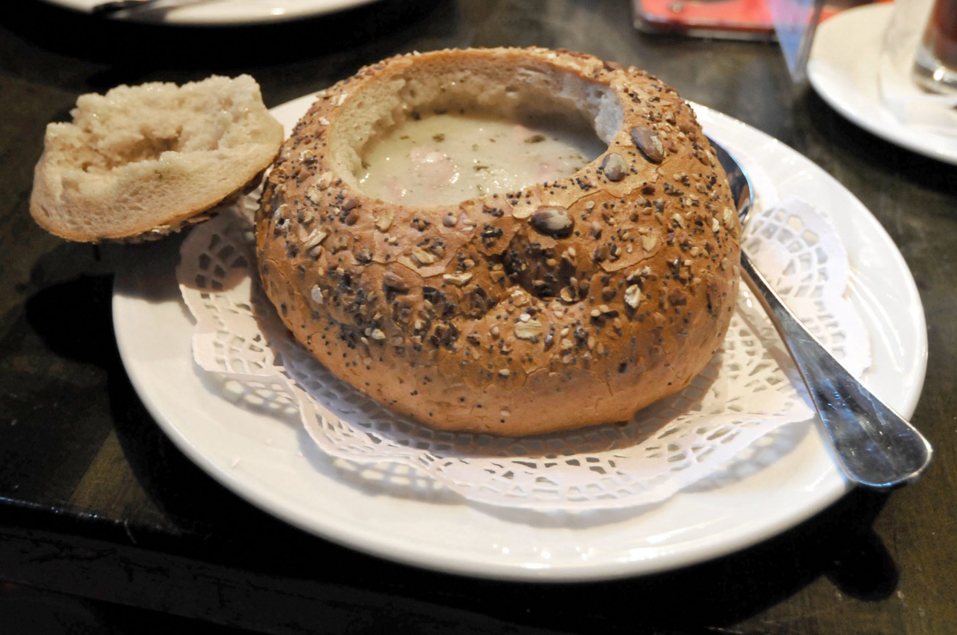 zurek w chlebie, oftewel zurek in een uitgehold brood