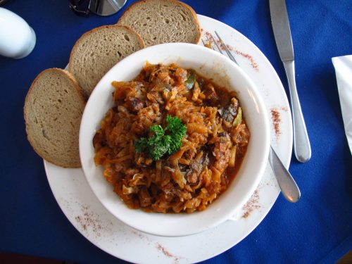 een bord bigos met brood