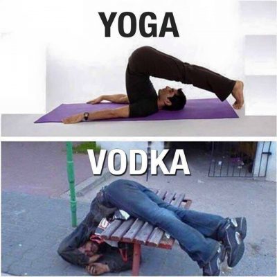 yoga versus vodka: twee mannen, dezelfde houding, verschillende oorzaak