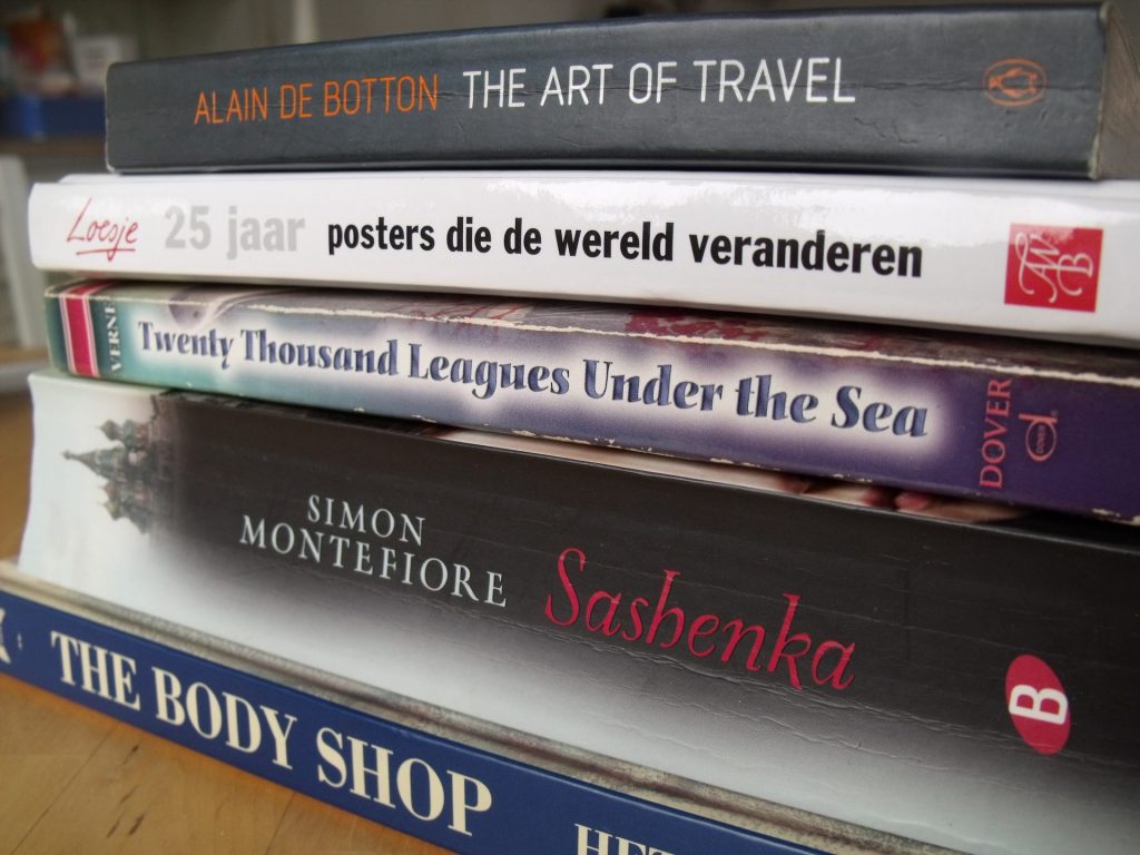 een stapel boeken uit de krringloopwinkel