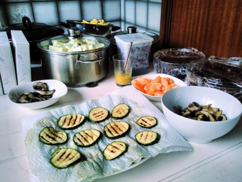 diverse ingrediënten voor het kerstdiner staan op tafel