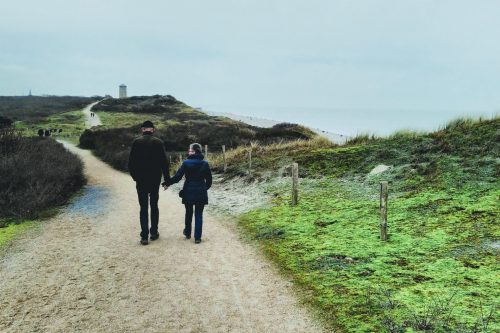 mijn ouders wandelen door de duinen van Oostkapelle naar Domburg