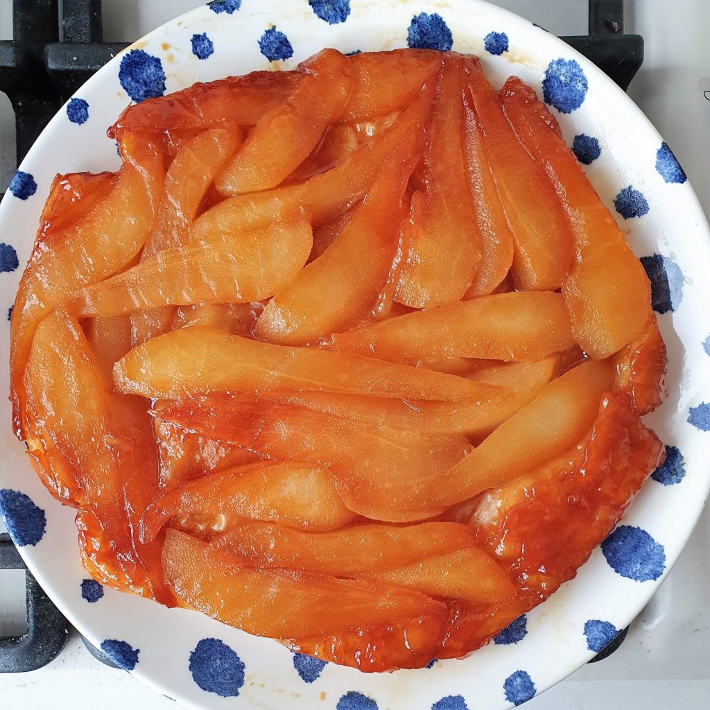 tarte tatin met peer en gezouten karamel