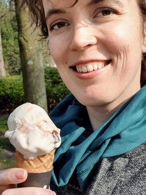 Wendy heeft een ijsje in haar hand en lacht naar de camera