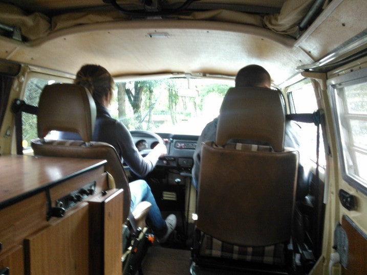 mijn broer en ik in een volkswagenbusje, ik zit achter het stuur